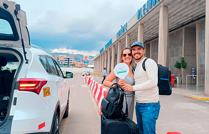 Turistas no aeroporto da cidade de Cusco